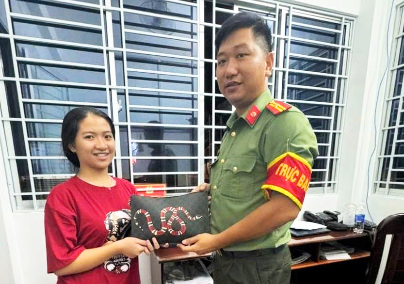 8th-grade student returns handbag containing over 200 million dong