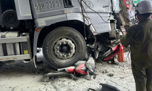 Container truck crashes into multiple motorbikes on National Highway 13