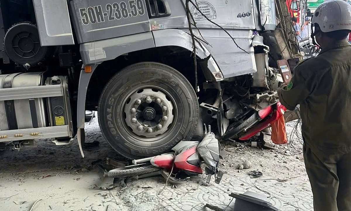 Container truck crashes into multiple motorbikes on National Highway 13