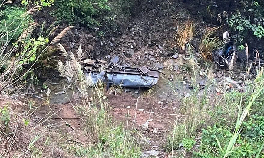 Tanker truck falls 100 meters into ravine, driver dies