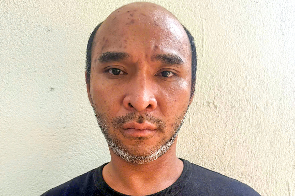 Lottery singer snatches phone from foreign tourist