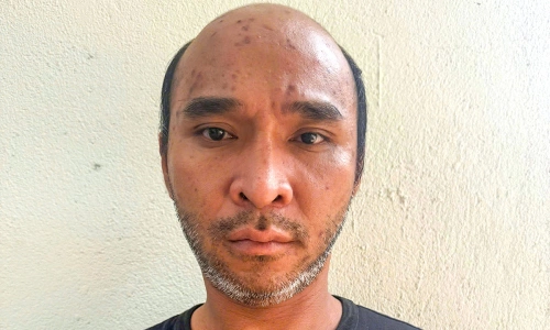 Lottery singer snatches phone from foreign tourist