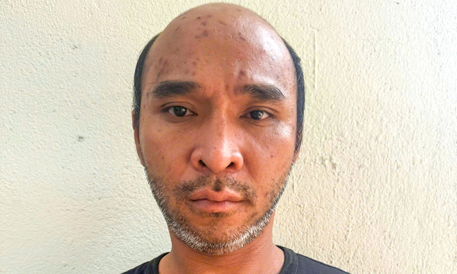 Lottery singer snatches phone from foreign tourist