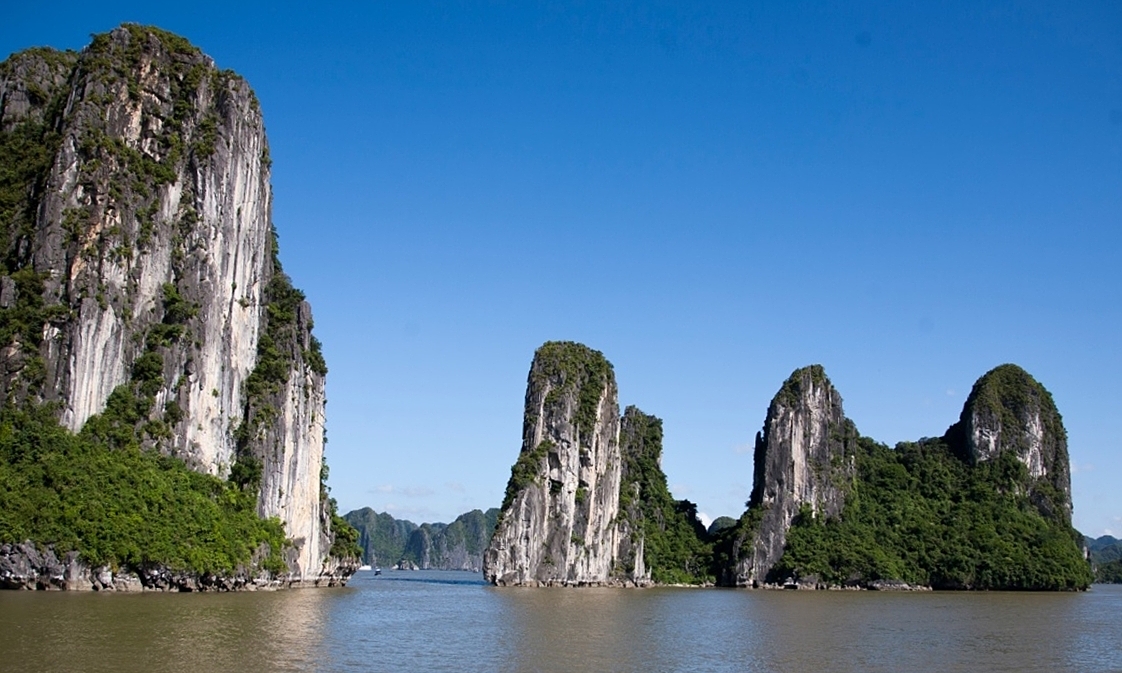 Limiting tourist boats in Ha Long Bay to prevent overload