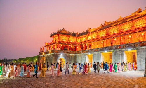 Hue recreates royal banquet at Duyet Thi Duong theater