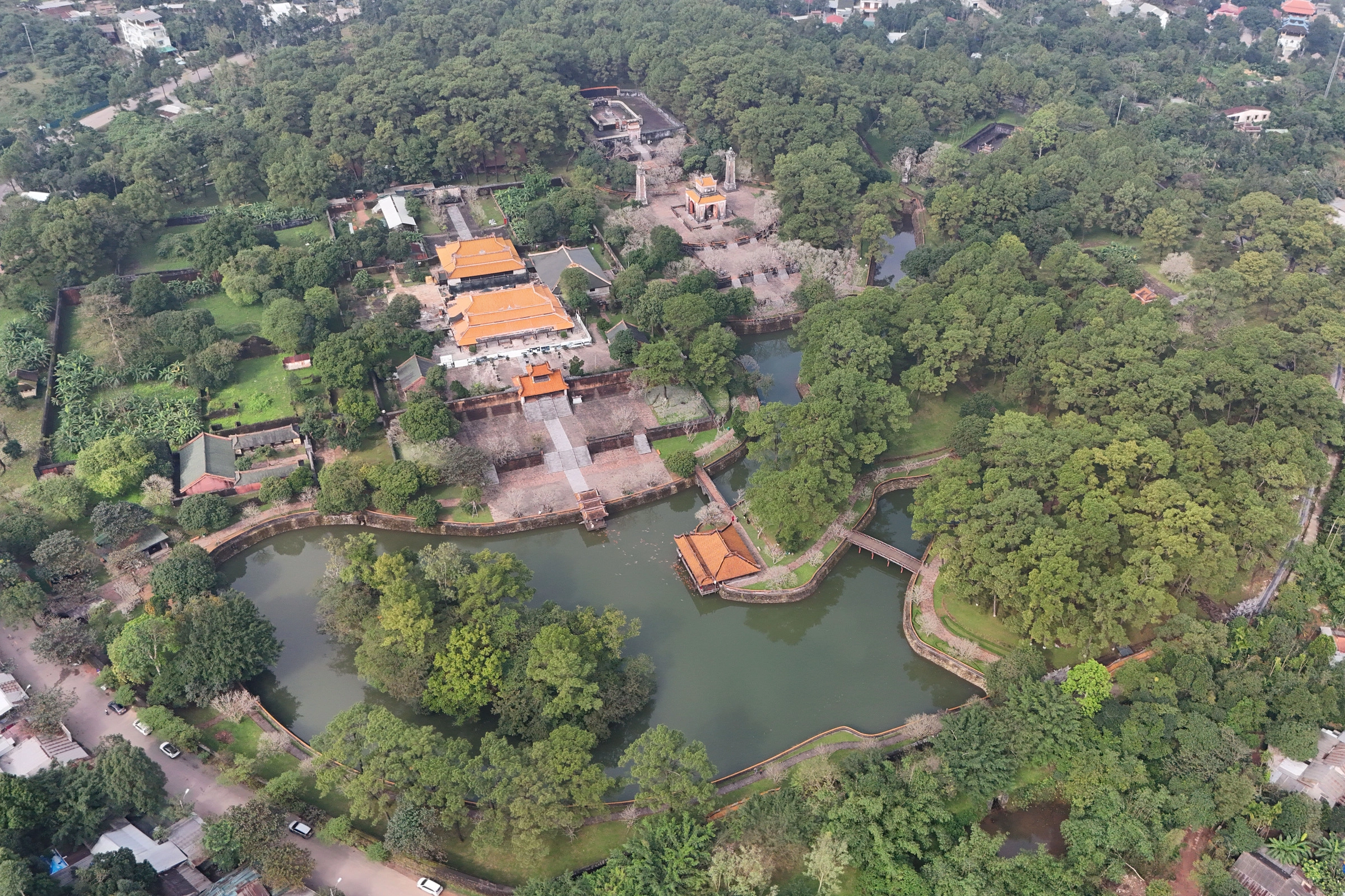 Debate over number, material of constellations on Tu Duc tomb ceiling