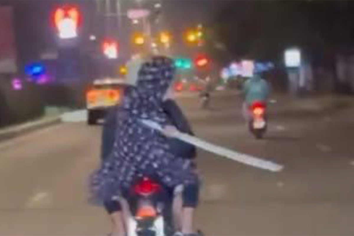 Two teenagers with Japanese swords cause chaos on Da Nang streets