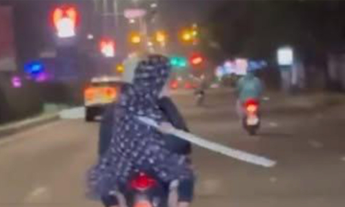 Two teenagers with Japanese swords cause chaos on Da Nang streets