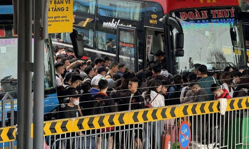 Travelers face uphill battle securing train and bus tickets to central Vietnam for 30/4 holiday