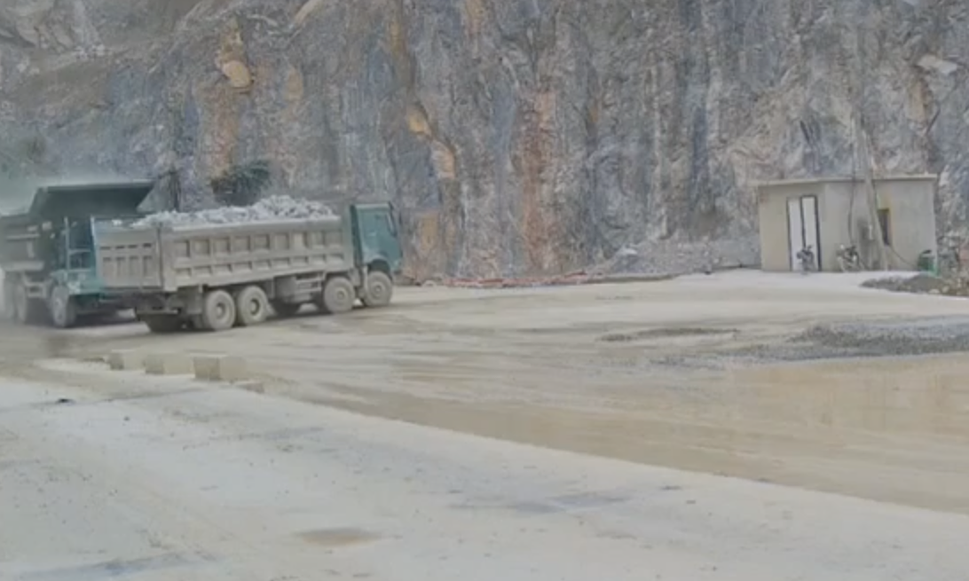 Dump truck crashes downhill into another vehicle like an explosion