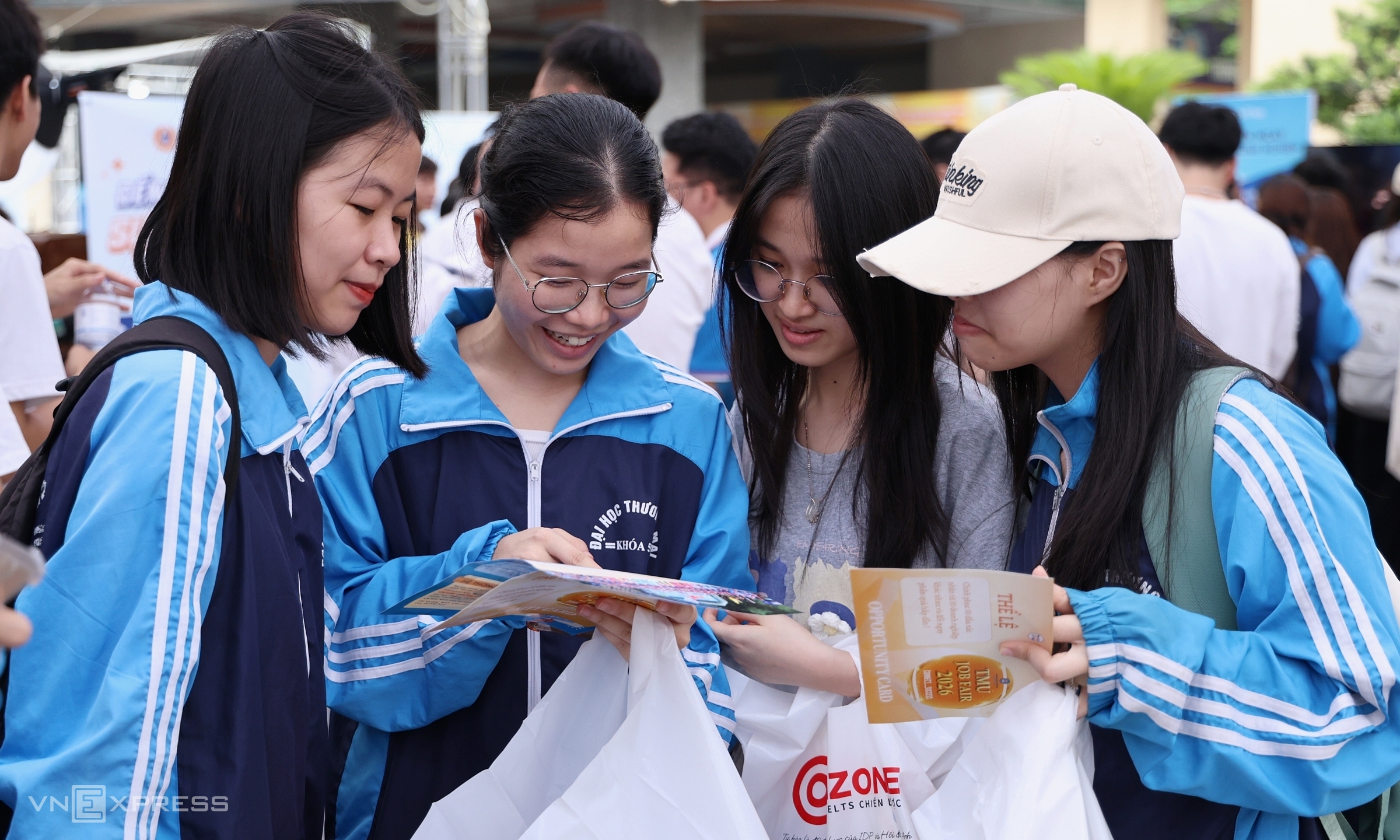 Economics graduates "don't worry about job shortages", starting salaries up to 20 million VND