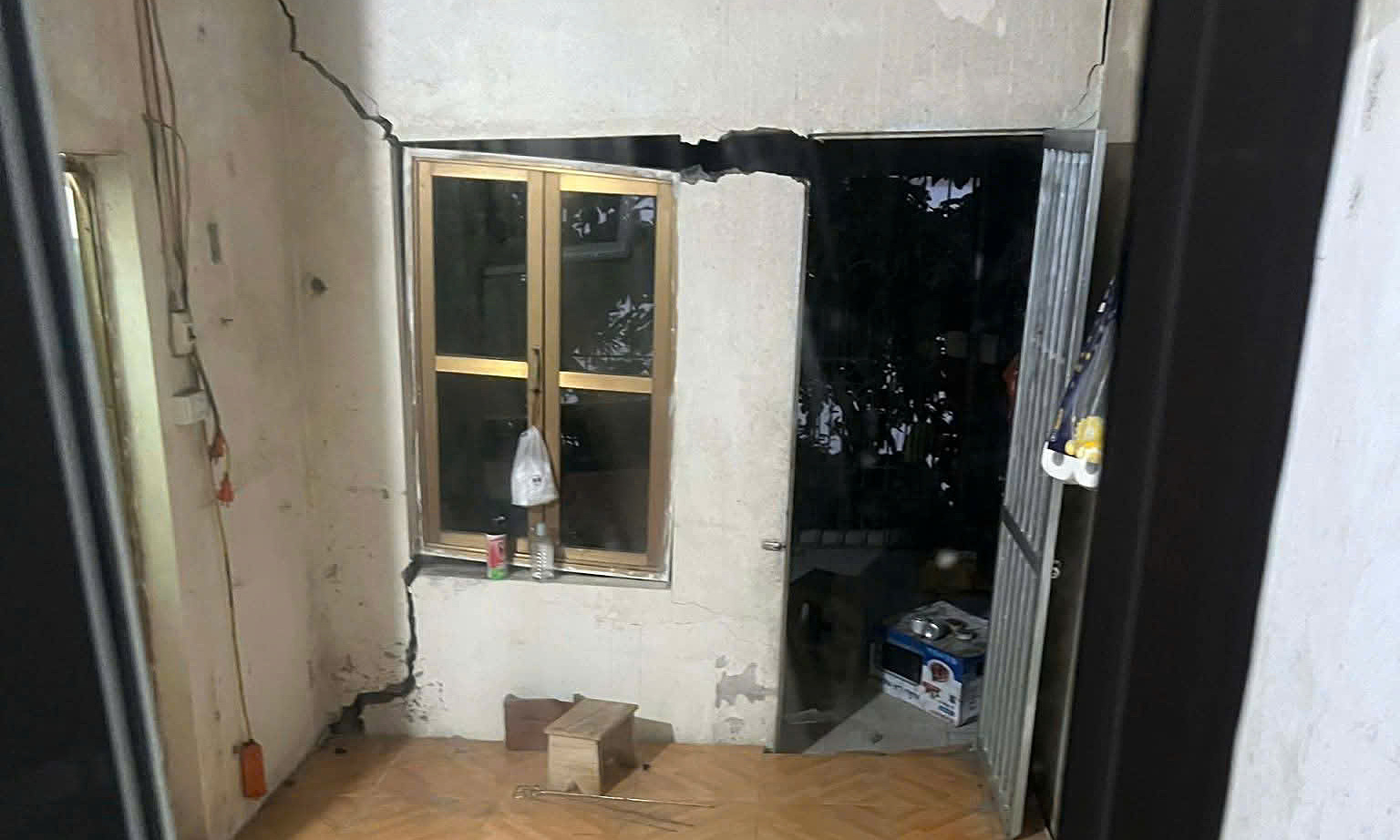 11 homes at risk of collapsing into the Red River