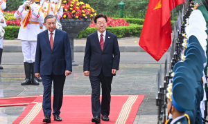 Vietnam fires 21-gun salute for South Korean president