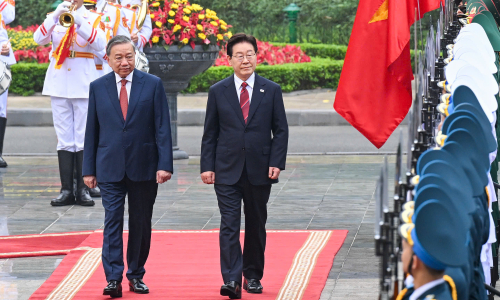 Vietnam fires 21-gun salute for South Korean president