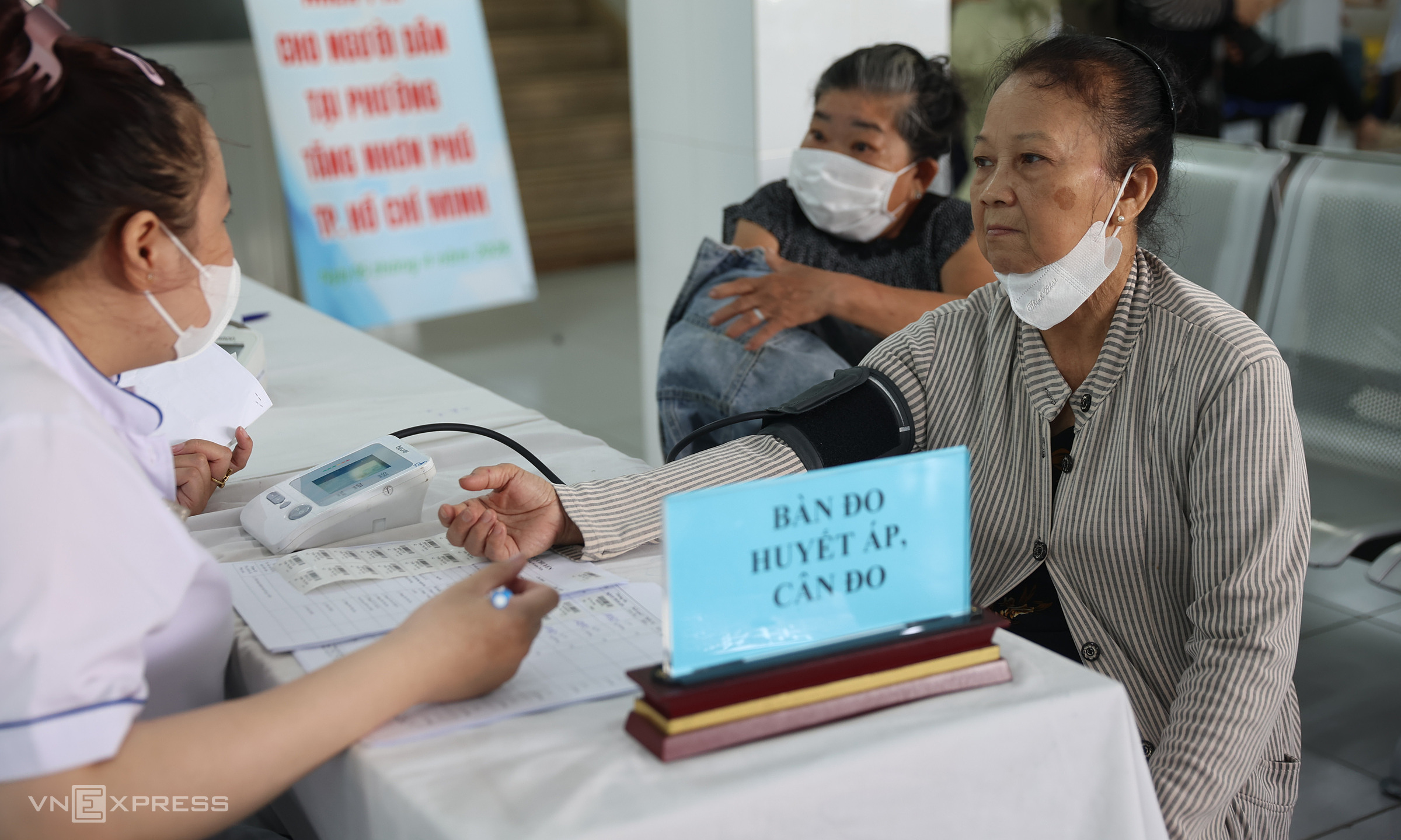 Residents in 19 communes and wards of Ho Chi Minh City receive free health insurance cards