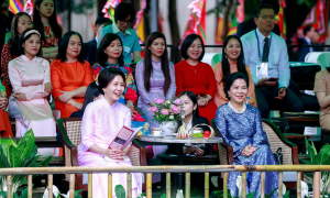 South Korean first lady wears ao dai, enjoys water puppetry