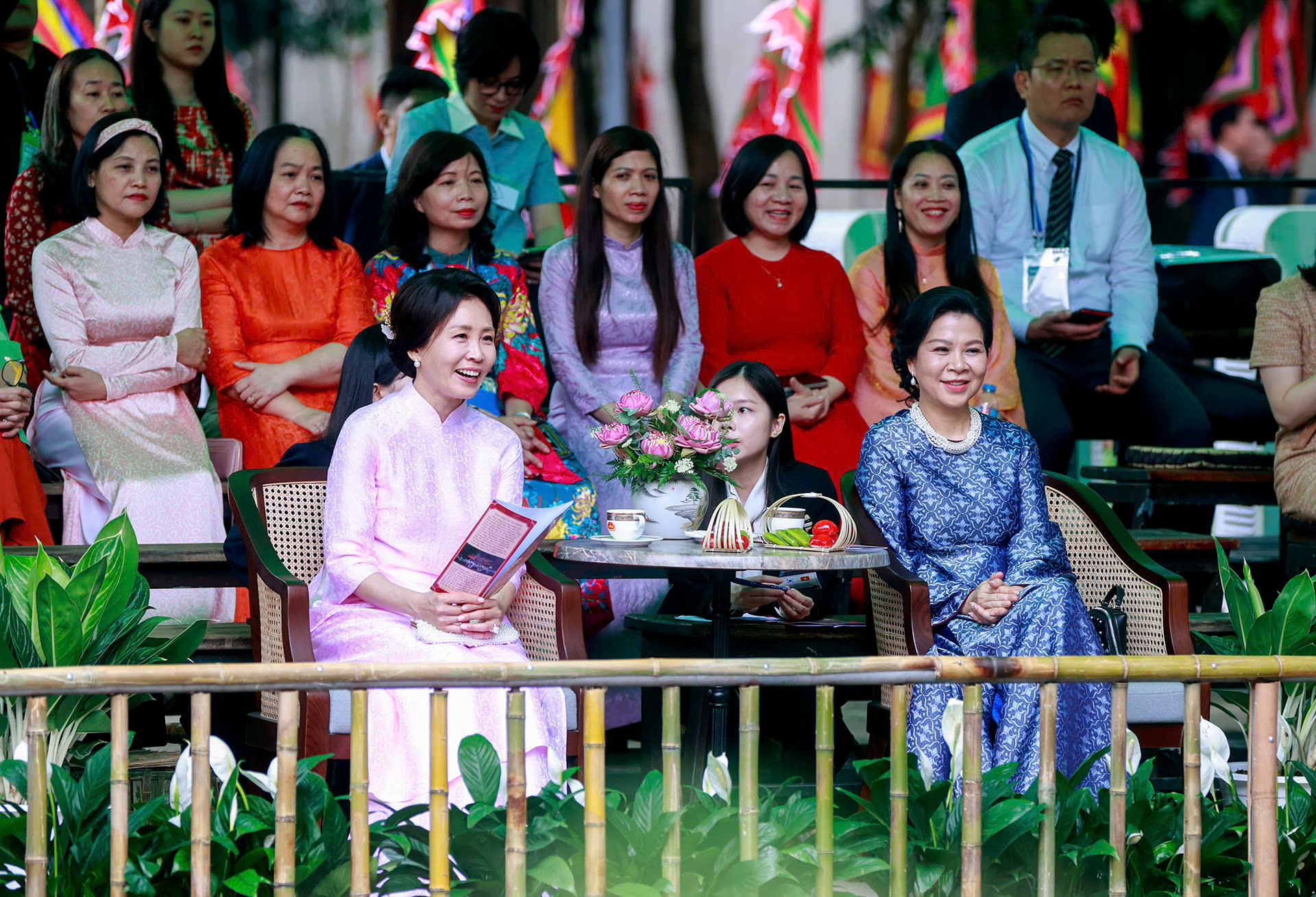 South Korean first lady wears ao dai, enjoys water puppetry