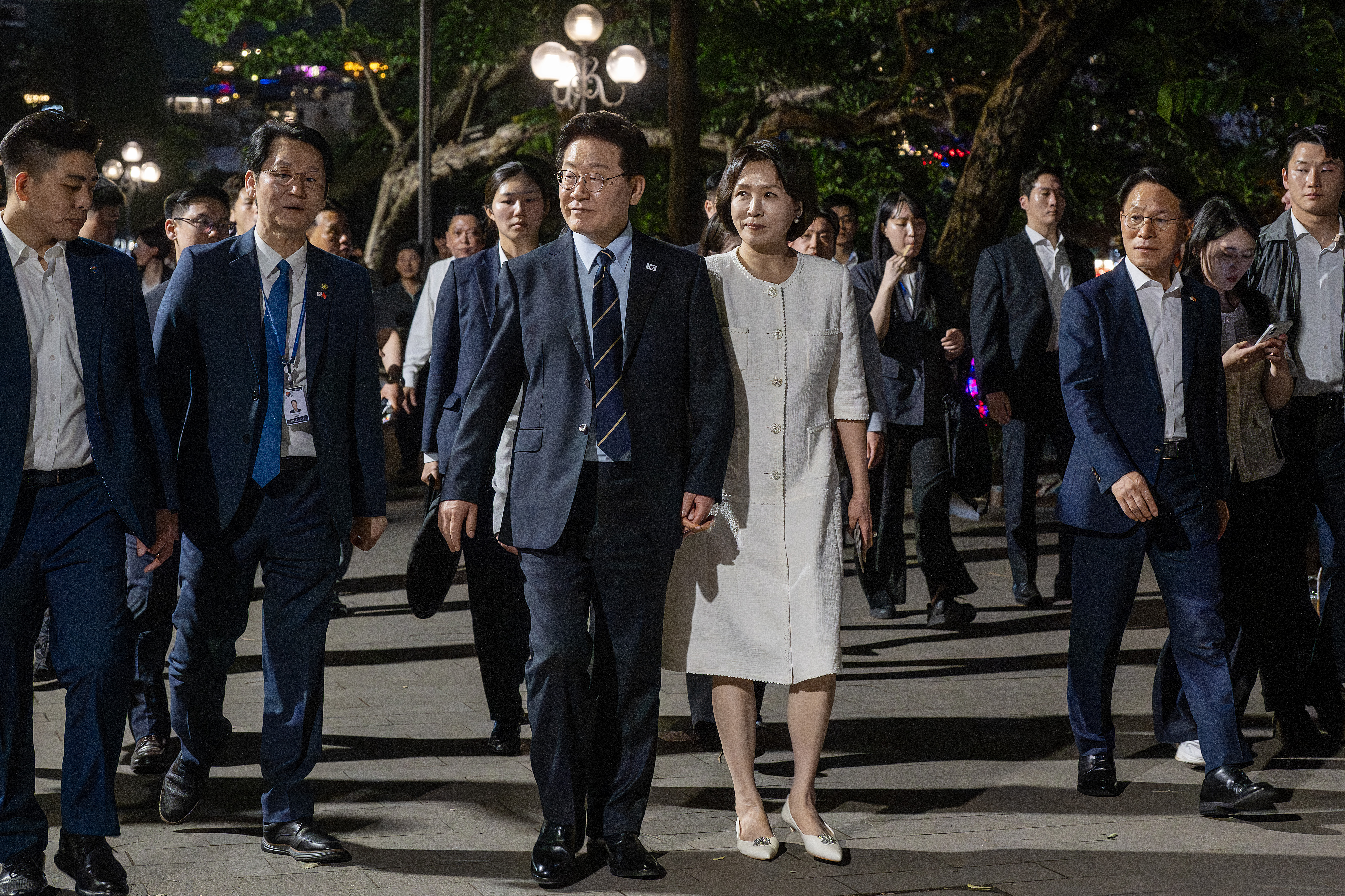 South Korean president and first lady enjoy pho, stroll around Hoan Kiem Lake