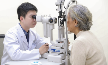 Near blindness in both eyes due to glaucoma