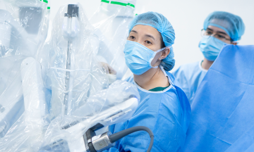 Robotic surgery treats urinary incontinence in a woman