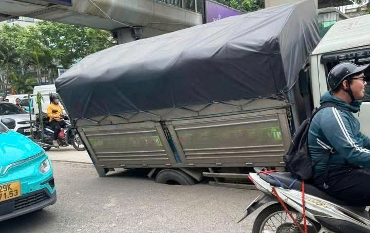 Truck falls into sinkhole on Hanoi road