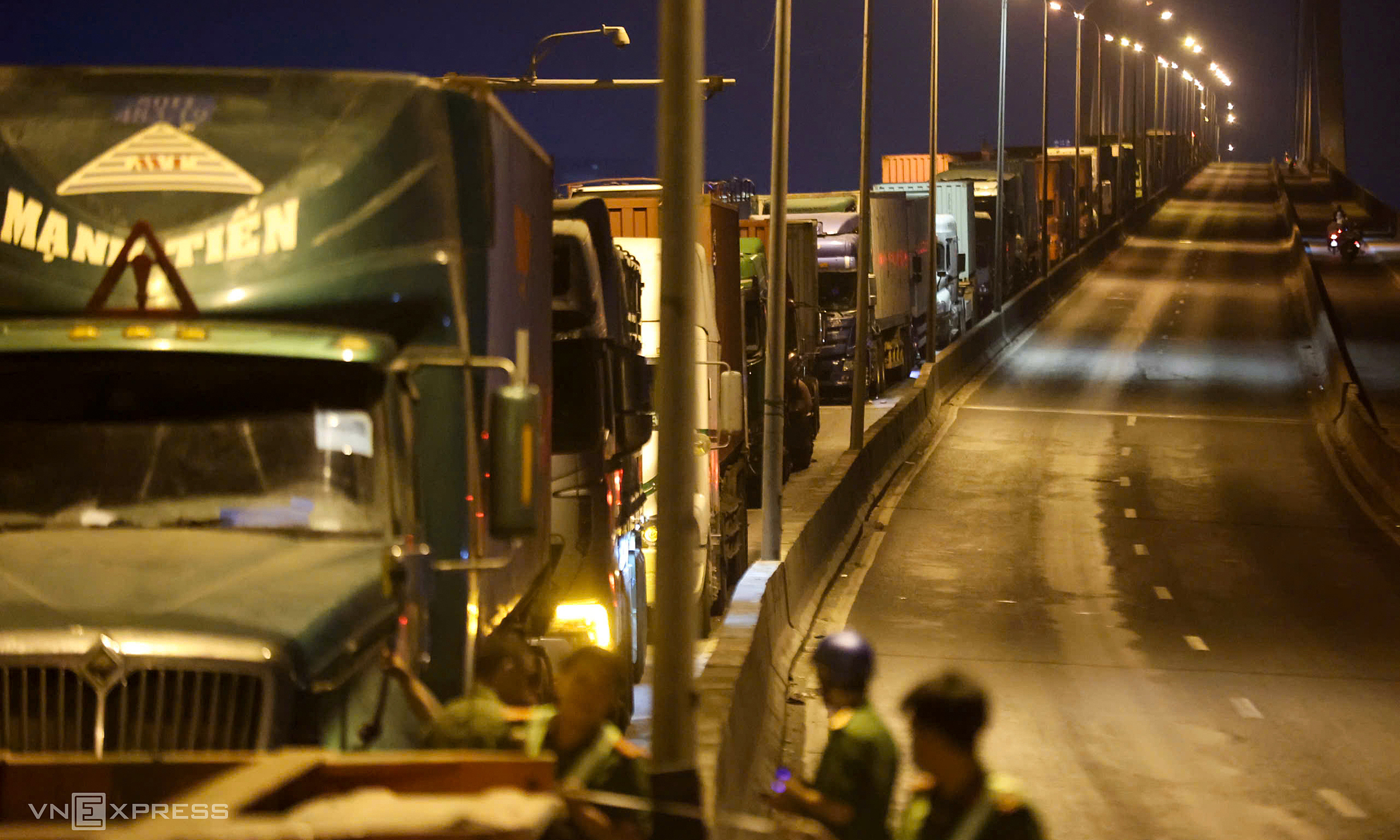 Phu My Bridge gridlocked for over four hours after multi-vehicle accident