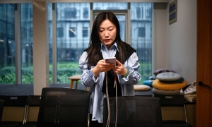 Using AI to establish one-person companies to avoid the 'age 35 curse'