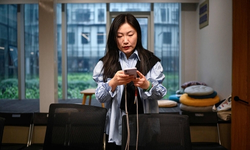 Using AI to establish one-person companies to avoid the 'age 35 curse'