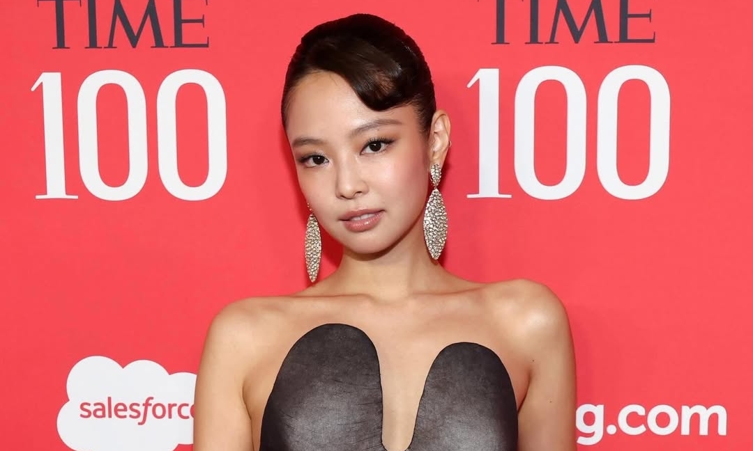 Jennie wears surreal dress alongside star-studded lineup