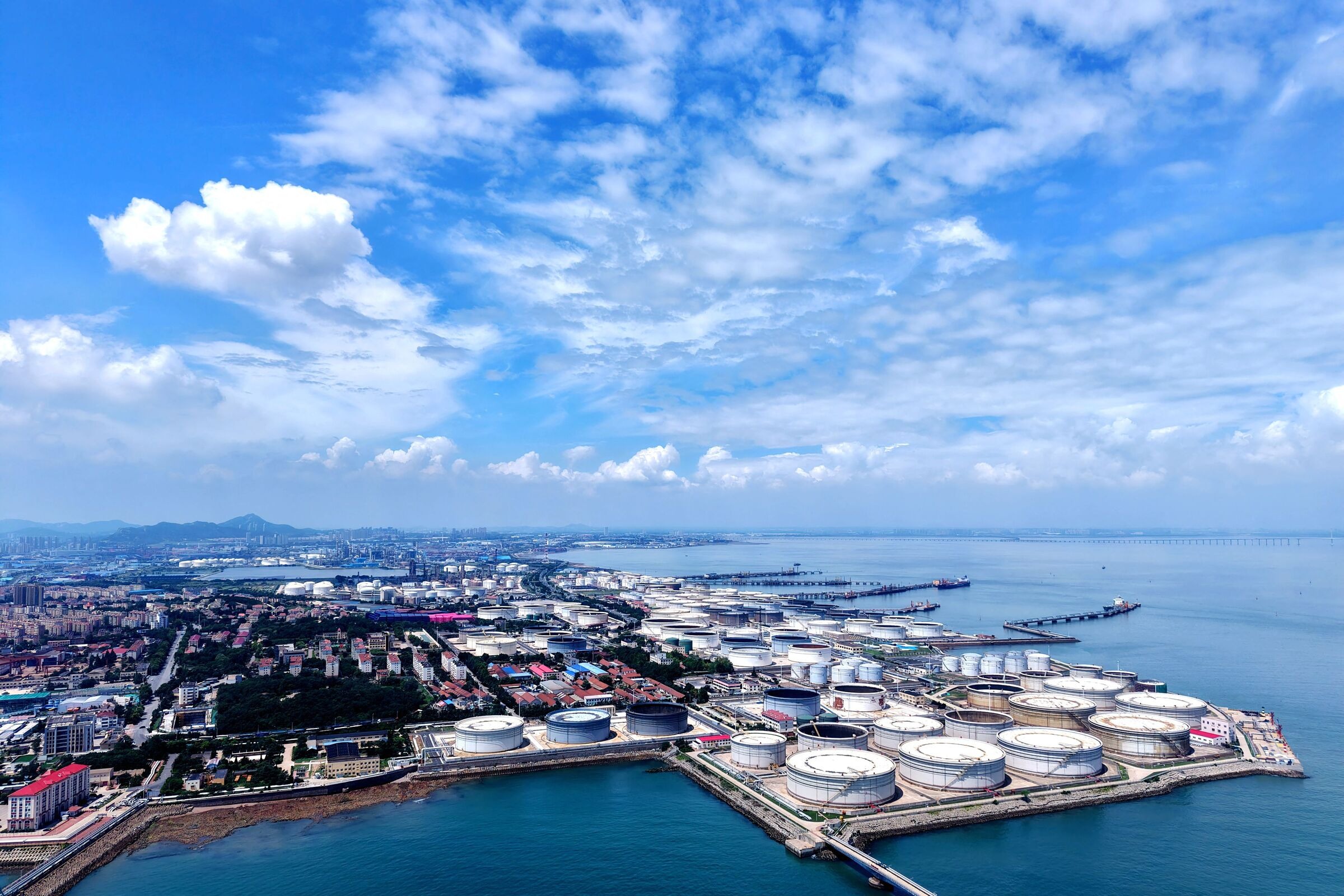 Crude oil prices rise to 106 USD a barrel