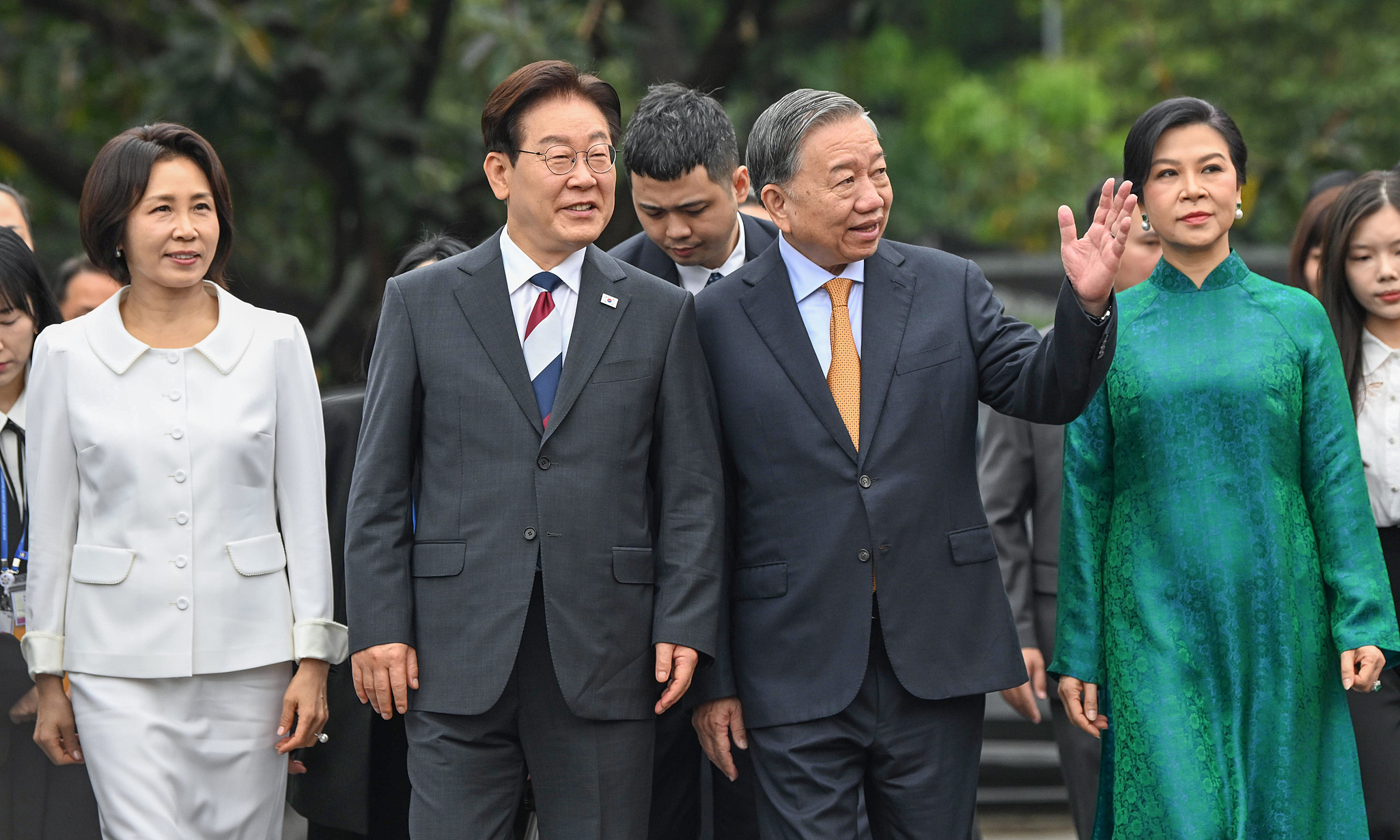 General Secretary, president enjoys tea with South Korean president