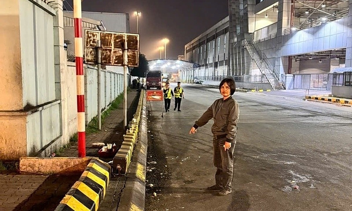 Street vendor charged after resisting, 'shouting, throwing items onto road'