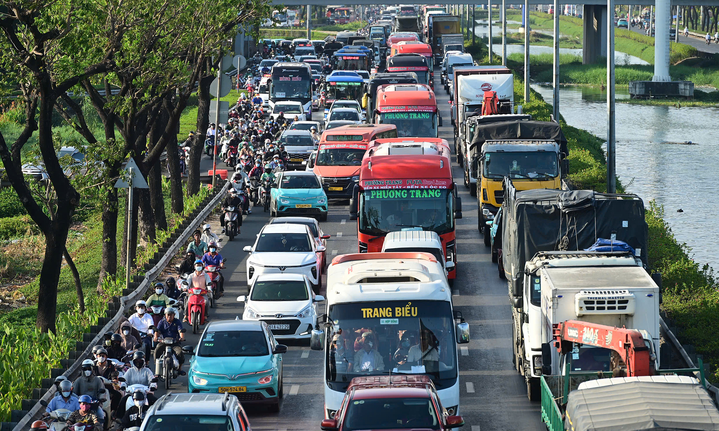 Ho Chi Minh City gateways congested, Hanoi clear before holiday