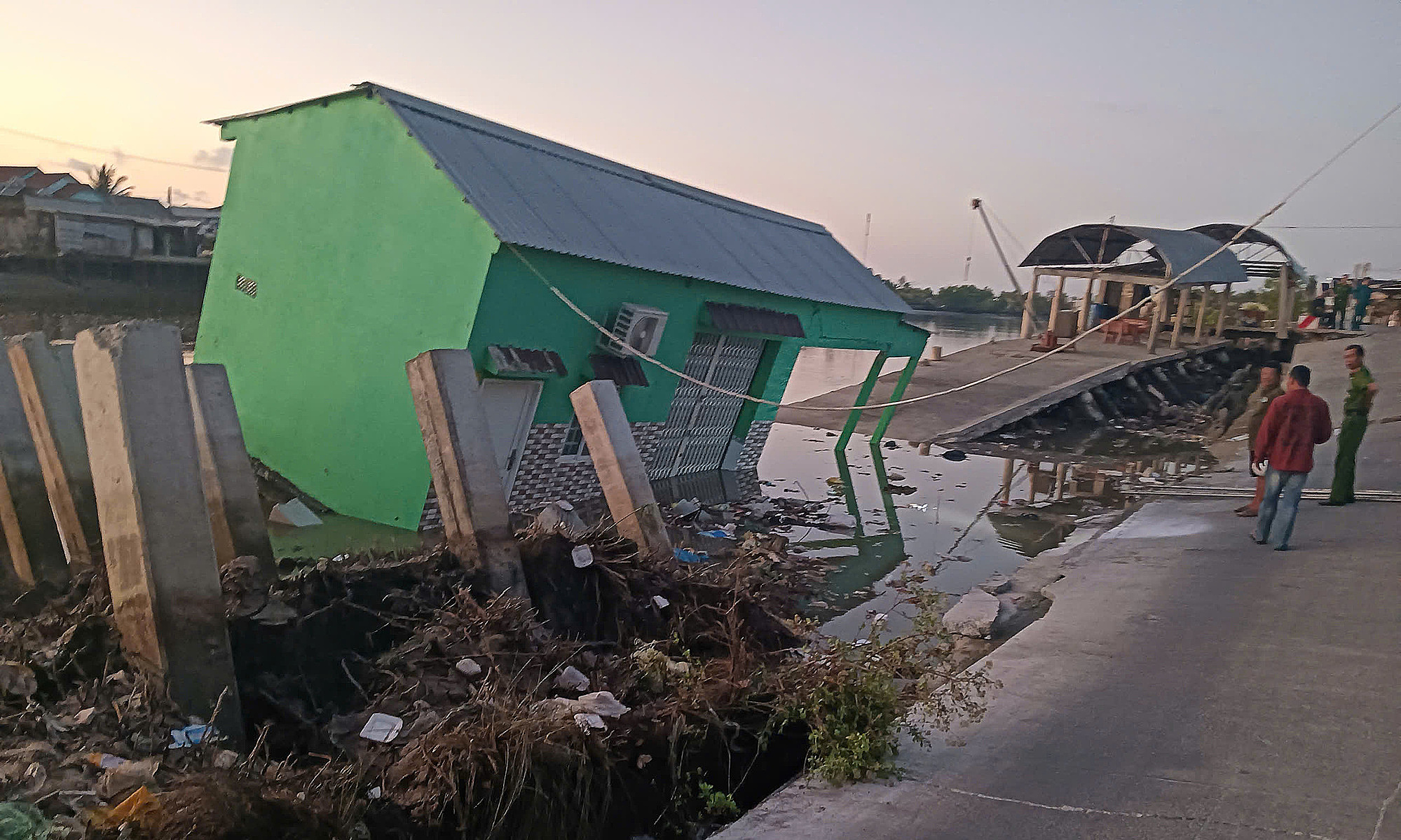 Landslide sweeps away homes, damages road in Ca Mau