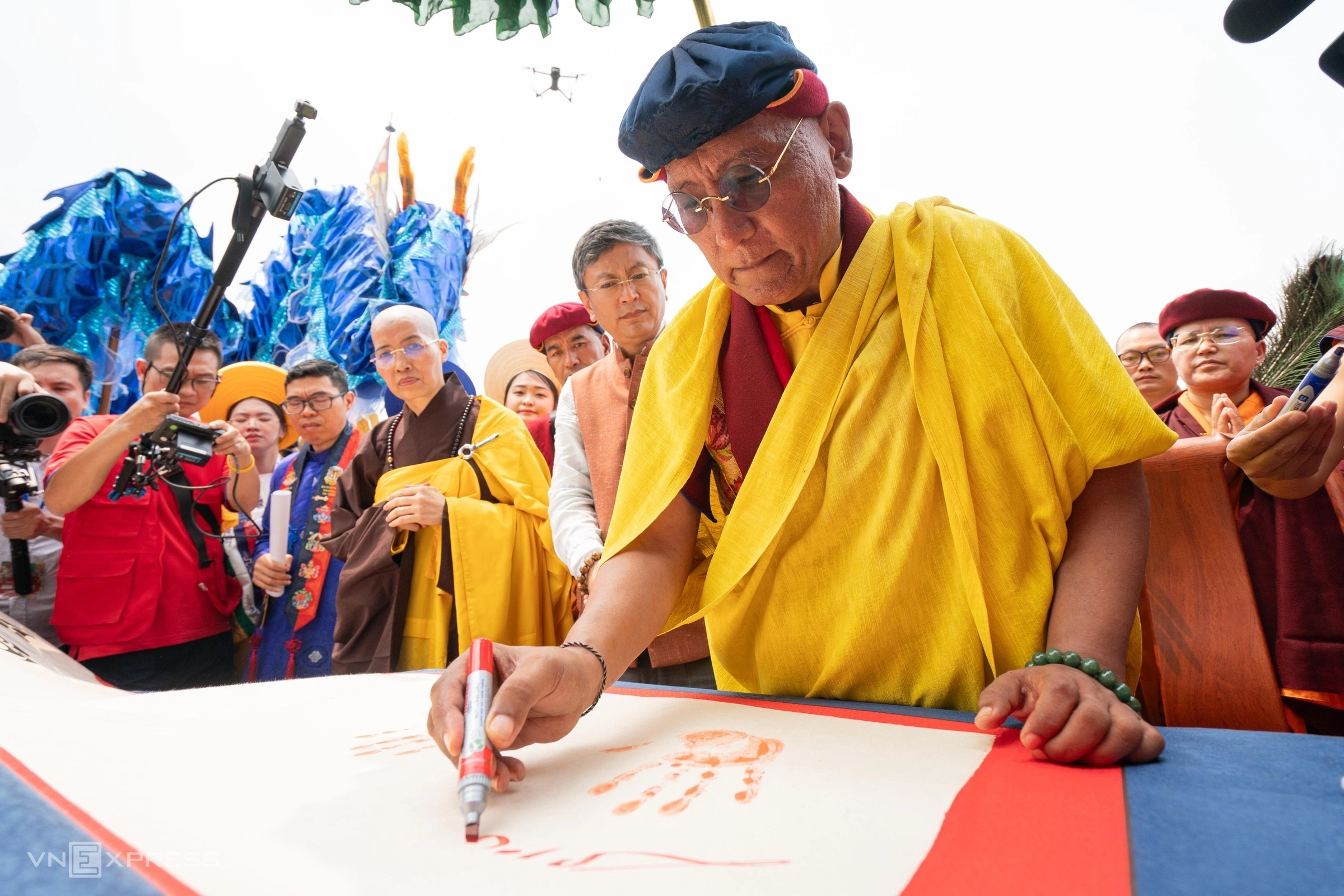 Mandala Tay Thien unveils 200-meter calligraphy scroll