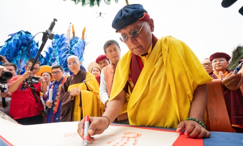 Mandala Tay Thien unveils 200-meter calligraphy scroll