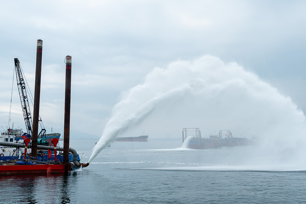 Da Nang breaks ground on 2 billion USD "super port" container terminal