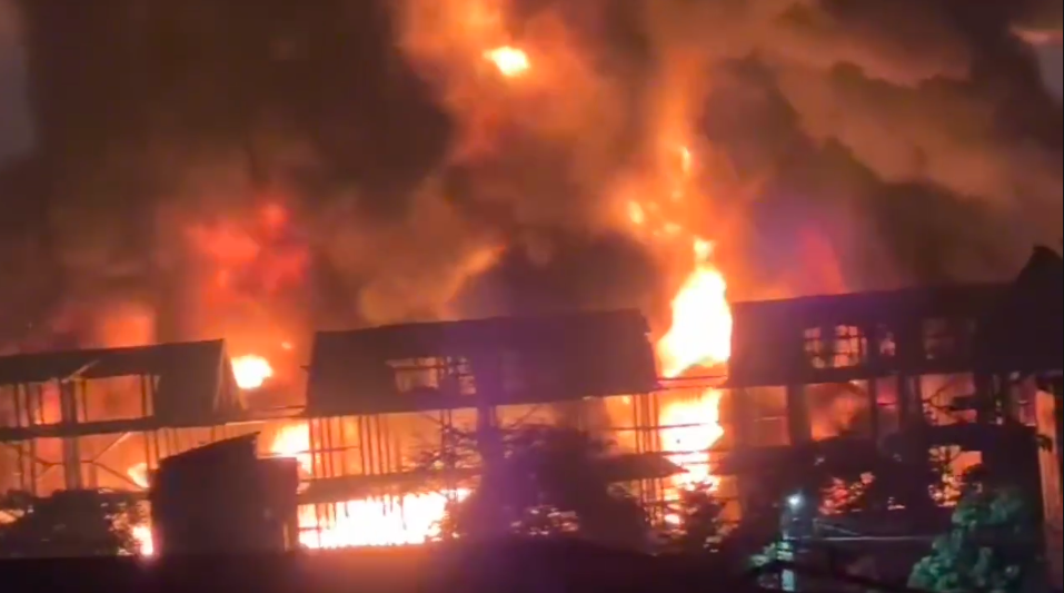 Fire engulfs paint warehouse in Hanoi