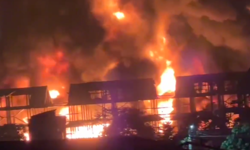 Fire engulfs paint warehouse in Hanoi