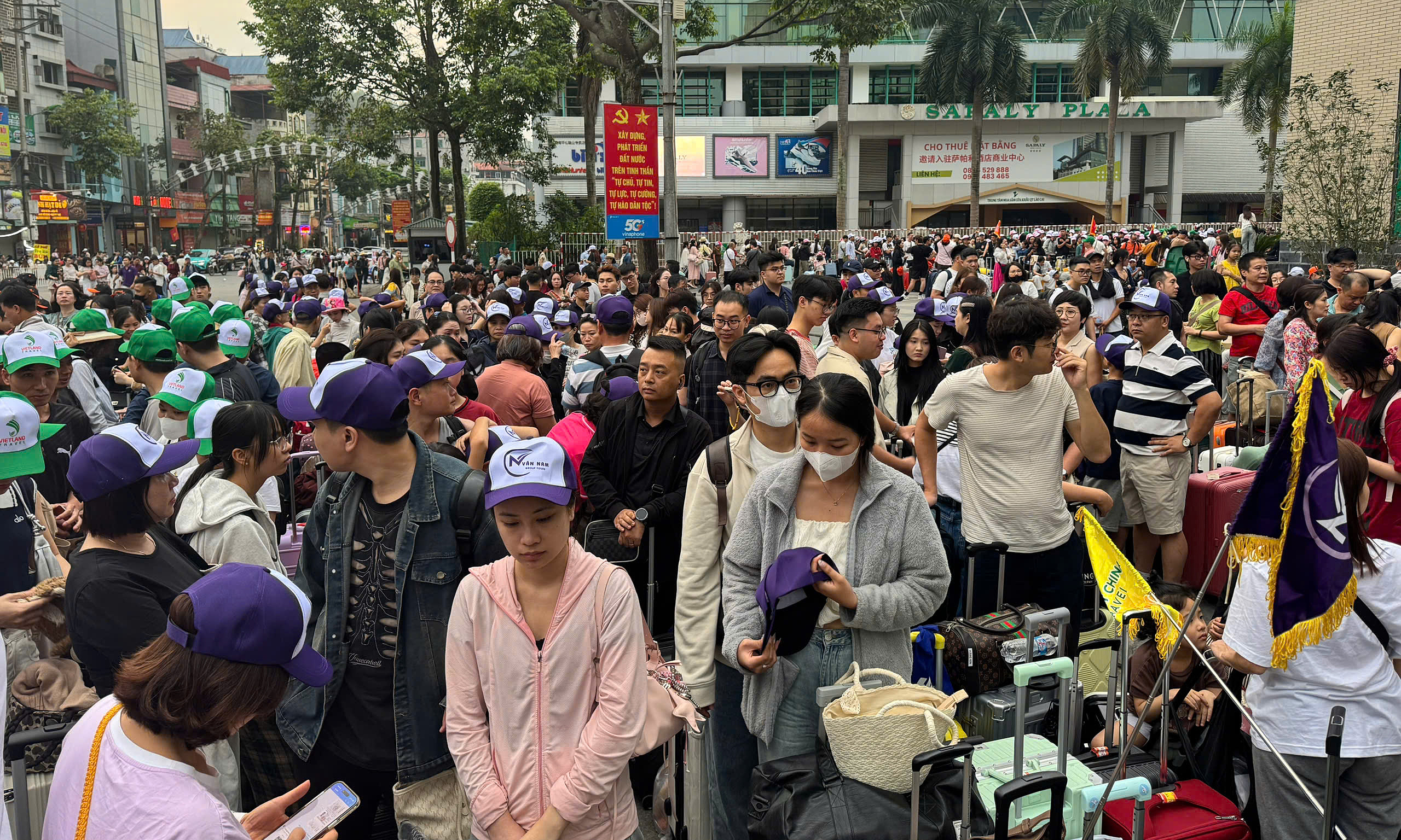 Crowds queue at border gate for China tours