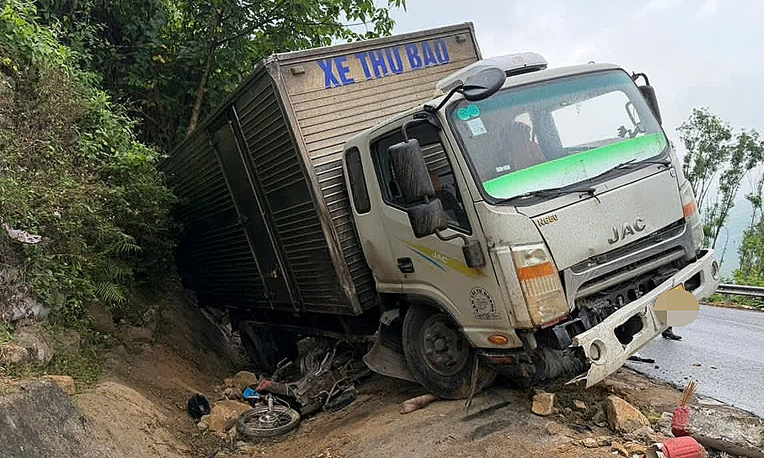 Mail truck collides with motorbike on Cu Mong Pass, one dead
