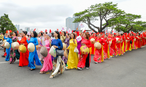 Over 1,000 people parade ao dai along Han River