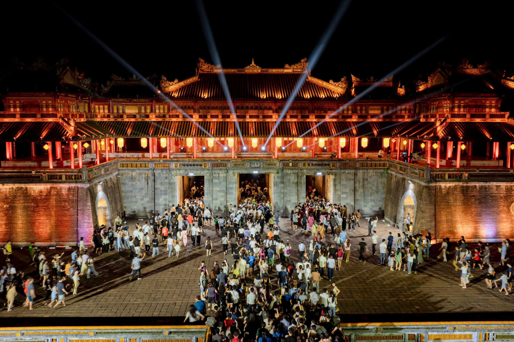 Visitors flock to witness reenacted Nguyen Dynasty rituals in Hue Imperial City
