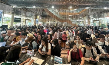 Tourist hotspots overwhelmed on second day of Hung Kings' Commemoration Day holiday