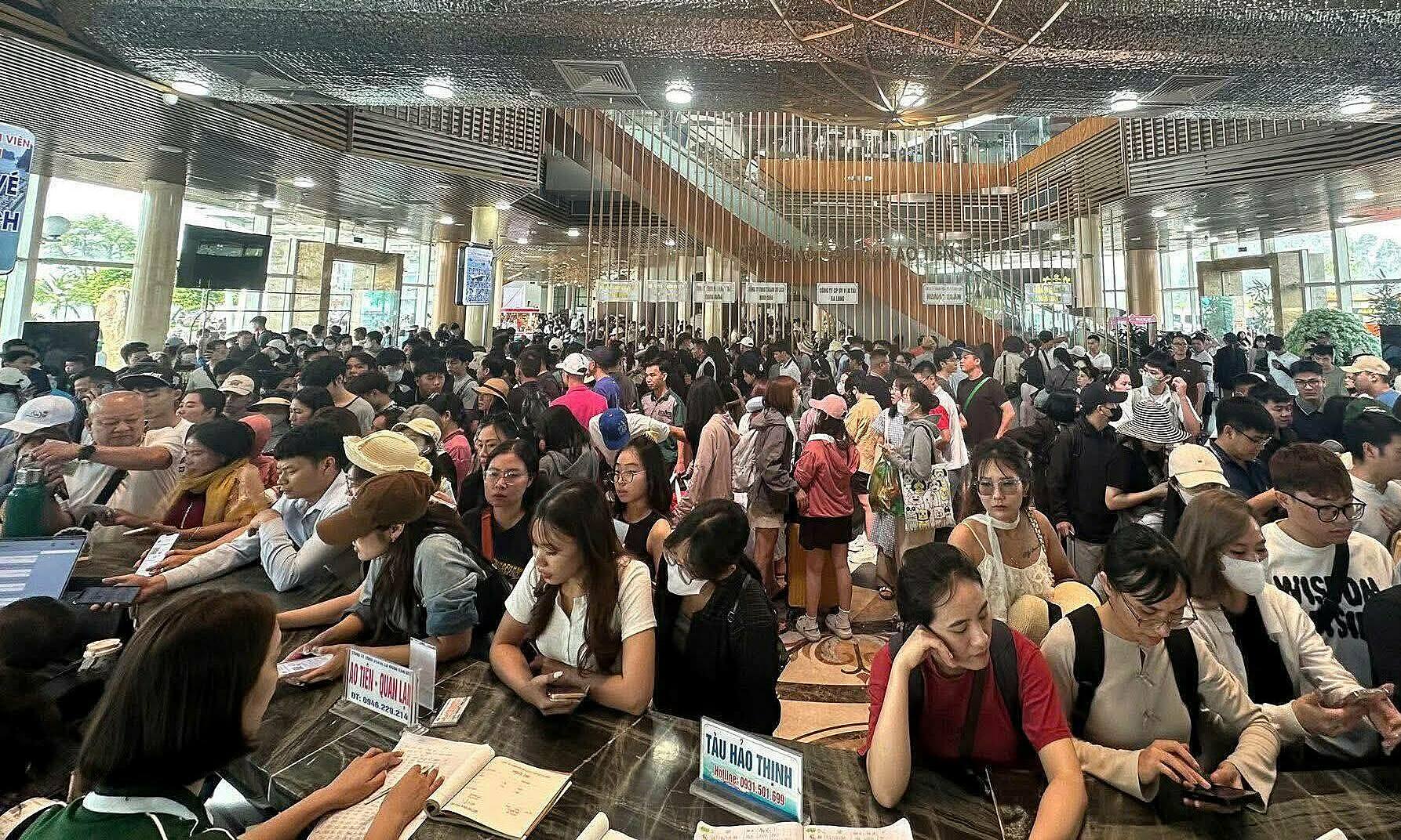 Tourist hotspots overwhelmed on second day of Hung Kings' Commemoration Day holiday