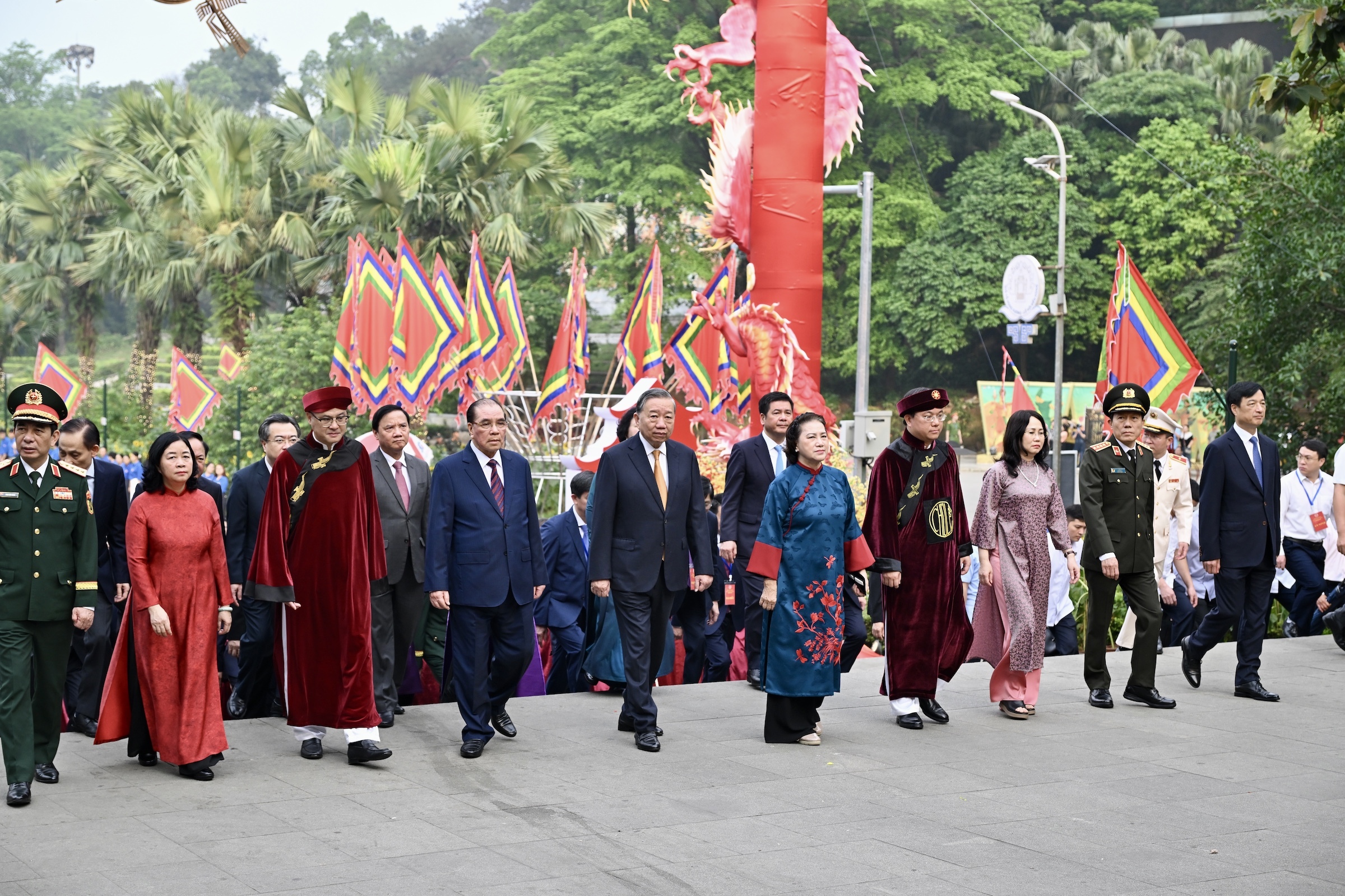 'Choosing the path of building a prosperous nation means not being discouraged by difficulties'