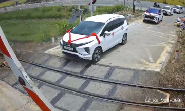 Wedding car nearly trapped at railway crossing