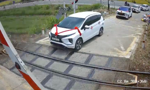 Wedding car nearly trapped at railway crossing