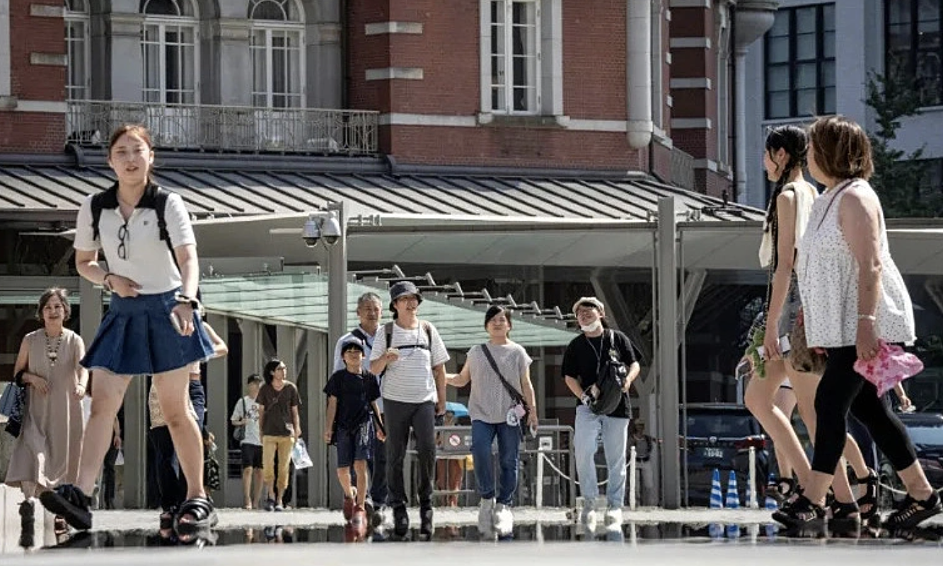 Japanese civil servants encouraged to wear shorts to work