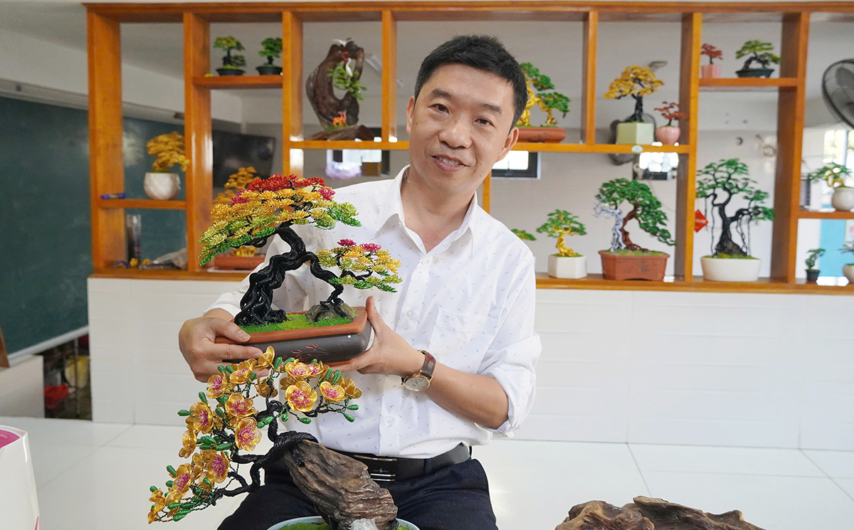 Math teacher earns millions crafting aluminum wire bonsai